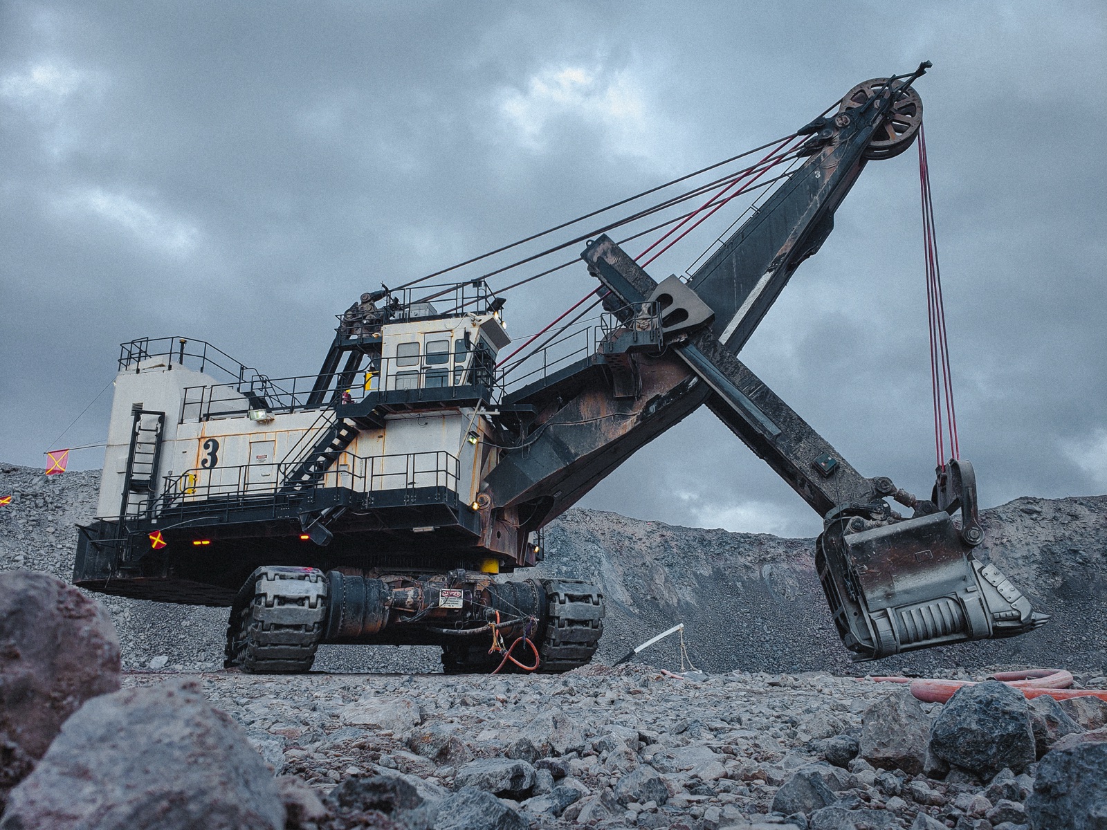 Mining shovel equipment in active field conditions